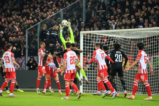 SOCCER - UEFA EL, Sturm vs Red Star GRAZ,AUSTRIA,11.DEC.25 - SOCCER - UEFA Europa League, SK Sturm Graz vs Red Star Belgrade. Image shows Rade Krunic (Red Star), Maurice Malone (Sturm), Matheus Magalhaes (Red Star), Tomas Haendel (Red Star), Bruno Duarte (Red Star), Seedy Jatta (Sturm) and Young-woo Seol (Red Star).  GEPAxpictures xWolfgangxGrebien