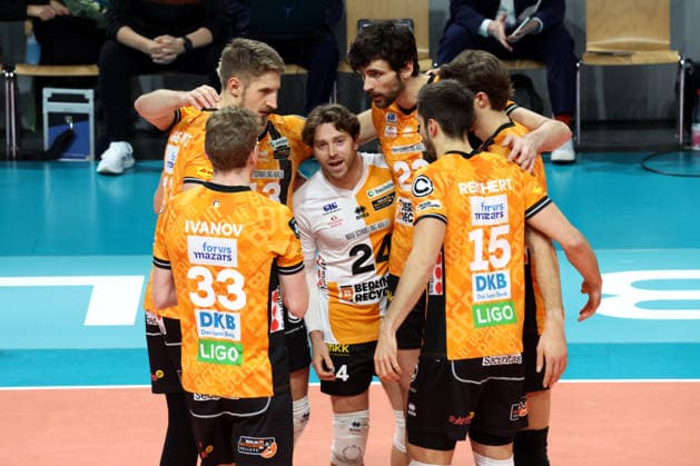 DEU, Champions League, BR Volleys vs Las Palmas, 11 12 2025, Max Schmeling Halle, Berlin, DEU, Champions League, BR Volleys vs Las Palmas, in the picture BR Volleys players circle, Kyle Dagostino BR Volleys 24 nordphotoxGmbHx xEngler nph00076