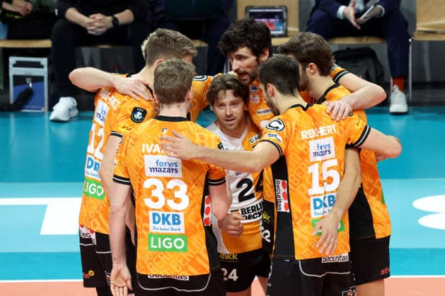 DEU, Champions League, BR Volleys vs Las Palmas, 11 12 2025, Max Schmeling Halle, Berlin, DEU, Champions League, BR Volleys vs Las Palmas, in the picture BR Volleys players circle, Kyle Dagostino BR Volleys 24 nordphotoxGmbHx xEngler nph00076