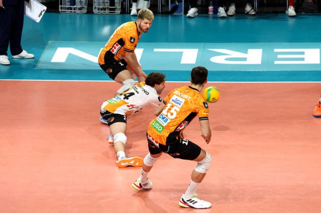 DEU, Championsleague, BR Volleys vs Las Palmas, 11 12 2025, Max Schmeling Halle, Berlin, DEU, Championsleague, BR Volleys vs Las Palmas, in the picture ball reception by Kyle Dagostino BR Volleys 24 , Ruben Schott BR Volleys 13 , Moritz Reichert BR Volleys 15 nordphotoxGmbHx xEngler nph00076