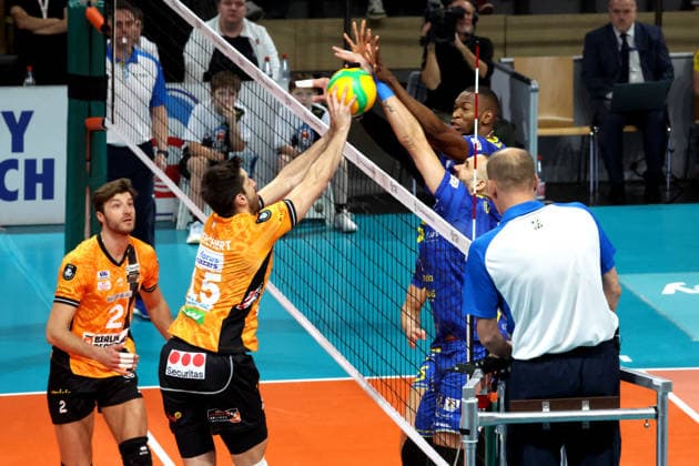 DEU, Champions League, BR Volleys vs Las Palmas, 11 12 2025, Max Schmeling Halle, Berlin, DEU, Champions League, BR Volleys vs Las Palmas, pictured Moritz Reichert BR Volleys 15 , Matthew Knigge BR Volleys 2 , Portuondo LAS PALMAS 5 , Mendes Spencer LAS PALMAS 4 nordphotoxGmbHx xEngler nph00076
