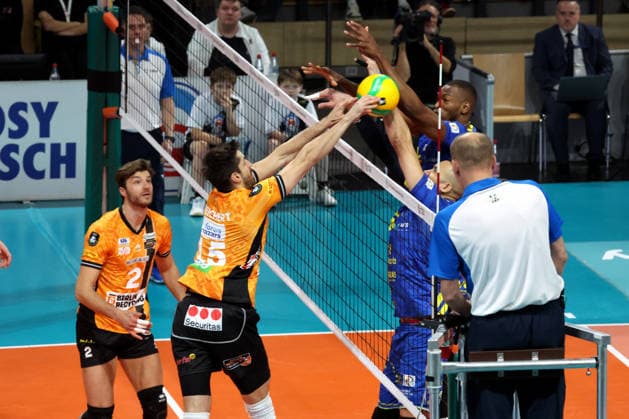 DEU, Champions League, BR Volleys vs Las Palmas, 11 12 2025, Max Schmeling Halle, Berlin, DEU, Champions League, BR Volleys vs Las Palmas, pictured Moritz Reichert BR Volleys 15 , Matthew Knigge BR Volleys 2 , Portuondo LAS PALMAS 5 , Mendes Spencer LAS PALMAS 4 nordphotoxGmbHx xEngler nph00076