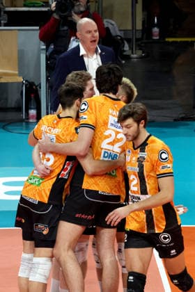 DEU, Champions League, BR Volleys vs Las Palmas, 11 12 2025, Max Schmeling Halle, Berlin, DEU, Champions League, BR Volleys vs Las Palmas, in the picture BR Volleys players circle, coach Joel Banks BR Volleys nordphotoxGmbHx xEngler nph00076