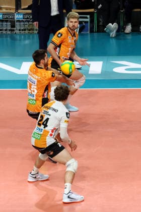 DEU, Champions League, BR Volleys vs Las Palmas, 11 12 2025, Max Schmeling Halle, Berlin, DEU, Champions League, BR Volleys vs Las Palmas, in the picture ball reception by Moritz Reichert BR Volleys 15 , Ruben Schott BR Volleys 13 , Kyle Dagostino BR Volleys 24 nordphotoxGmbHx xEngler nph00076