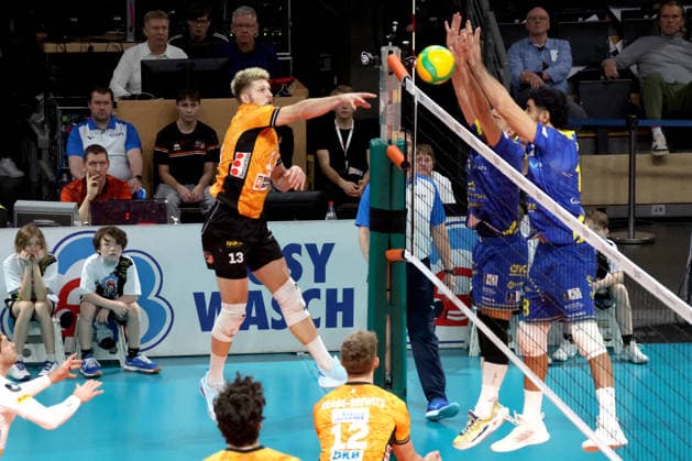 DEU, Champions League, BR Volleys vs Las Palmas, 11 12 2025, Max Schmeling Halle, Berlin, DEU, Champions League, BR Volleys vs Las Palmas, in the picture Ruben Schott BR Volleys 13 , Martin Ramos LAS PALMAS 18 , SANCHEZ CARRERES Javier LAS PALMAS 7 nordphotoxGmbHx xEngler nph00076