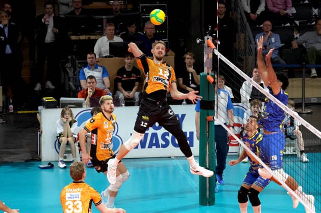 DEU, Champions League, BR Volleys vs Las Palmas, 11 12 2025, Max Schmeling Halle, Berlin, DEU, Champions League, BR Volleys vs Las Palmas, pictured 15 , Martin Ramos LAS PALMAS 18 , SANCHEZ CARRERES Javier LAS PALMAS 7 nordphotoxGmbHx xEngler nph00076