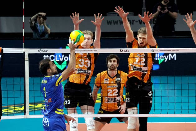 DEU, Championsleague, BR Volleys vs Las Palmas, 11 12 2025, Max Schmeling Halle, Berlin, DEU, Championsleague, BR Volleys vs Las Palmas, pictured Fedor Ivanov BR Volleys 33 , Jake Hanes BR Volleys 22 , Florian Krage Brewitz BR Volleys 12 , Nicolas Bruno LAS PALMAS 1 nordphotoxGmbHx xEngler nph00076