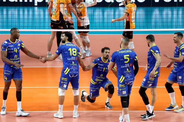 DEU, Championsleague, BR Volleys vs Las Palmas, 11 12 2025, Max Schmeling Halle, Berlin, DEU, Championsleague, BR Volleys vs Las Palmas, in the picture LAS PALMAS players circle nordphotoxGmbHx xEngler nph00076