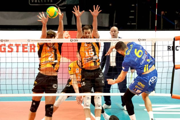 DEU, Championsleague, BR Volleys vs Las Palmas, 11 12 2025, Max Schmeling Halle, Berlin, DEU, Championsleague, BR Volleys vs Las Palmas, pictured Matthew Knigge BR Volleys 2 , Moritz Reichert BR Volleys 15 , Fernandez Echevarria LAS PALMAS 6 nordphotoxGmbHx xEngler nph00076