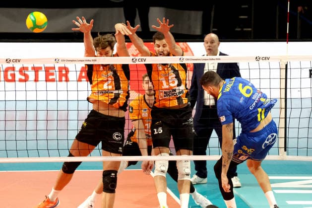 DEU, Championsleague, BR Volleys vs Las Palmas, 11 12 2025, Max Schmeling Halle, Berlin, DEU, Championsleague, BR Volleys vs Las Palmas, pictured Matthew Knigge BR Volleys 2 , Moritz Reichert BR Volleys 15 , Fernandez Echevarria LAS PALMAS 6 nordphotoxGmbHx xEngler nph00076