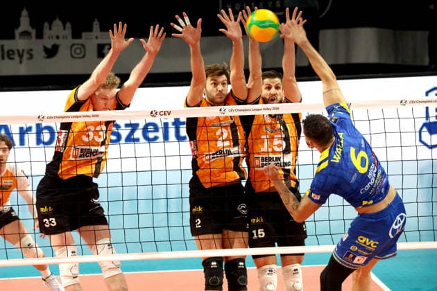 DEU, Championsleague, BR Volleys vs Las Palmas, 11 12 2025, Max Schmeling Halle, Berlin, DEU, Championsleague, BR Volleys vs Las Palmas, pictured Fedor Ivanov BR Volleys 33 , Matthew Knigge BR Volleys 2 , Moritz Reichert BR Volleys 15 , Fernandez Echevarria LAS PALMAS 6 nordphotoxGmbHx xEngler nph00076
