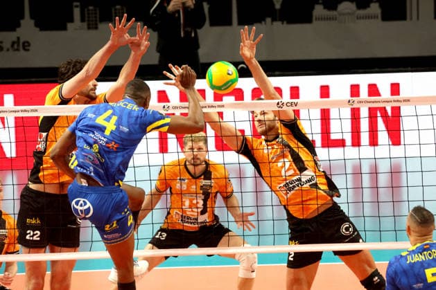 DEU, Champions League, BR Volleys vs Las Palmas, 11 12 2025, Max Schmeling Halle, Berlin, DEU, Champions League, BR Volleys vs Las Palmas, pictured Jake Hanes BR Volleys 22 , Matthew Knigge BR Volleys 2 , Mendes Spencer LAS PALMAS 4 nordphotoxGmbHx xEngler nph00076