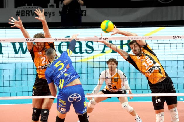 DEU, Champions League, BR Volleys vs Las Palmas, 11 12 2025, Max Schmeling Halle, Berlin, DEU, Champions League, BR Volleys vs Las Palmas, pictured Moritz Reichert BR Volleys 15 , Matthew Knigge BR Volleys 2 , Portuondo LAS PALMAS 5 nordphotoxGmbHx xEngler nph00076