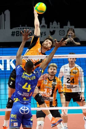 DEU, Championsleague, BR Volleys vs Las Palmas, 11 12 2025, Max Schmeling Halle, Berlin, DEU, Championsleague, BR Volleys vs Las Palmas, pictured Matthew Knigge BR Volleys 2 , Ruben Schott BR Volleys 13 , Kyle Dagostino BR Volleys 24 , Mendes Spencer LAS PALMAS 4 nordphotoxGmbHx xEngler nph00076