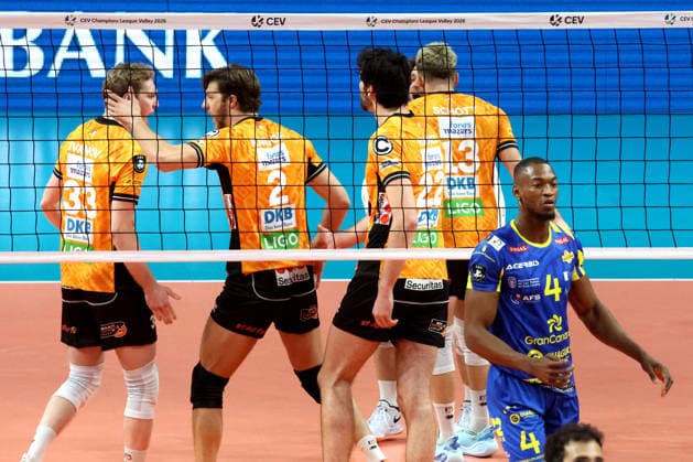 DEU, Championsleague, BR Volleys vs Las Palmas, 11 12 2025, Max Schmeling Halle, Berlin, DEU, Championsleague, BR Volleys vs Las Palmas, in the picture BR Volleys players circle, Matthew Knigge BR Volleys 2 , Fedor Ivanov BR Volleys 33 , Mendes Spencer LAS PALMAS 4 nordphotoxGmbHx xEngler nph00076