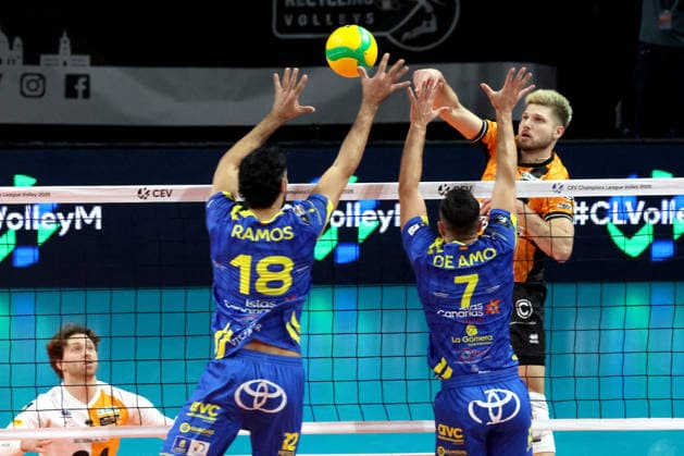 DEU, Champions League, BR Volleys vs Las Palmas, 11 12 2025, Max Schmeling Halle, Berlin, DEU, Champions League, BR Volleys vs Las Palmas, in the picture Ruben Schott BR Volleys 13 , Martin Ramos LAS PALMAS 18 , SANCHEZ CARRERES Javier LAS PALMAS 7 nordphotoxGmbHx xEngler nph00076