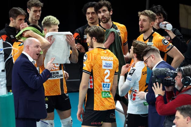 DEU, Champions League, BR Volleys vs Las Palmas, 11 12 2025, Max Schmeling Halle, Berlin, DEU, Champions League, BR Volleys vs Las Palmas, in the picture coach Joel Banks BR Volleys , BR Volleys players circle nordphotoxGmbHx xEngler nph00076