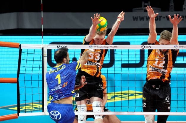 DEU, Championsleague, BR Volleys vs Las Palmas, 11 12 2025, Max Schmeling Halle, Berlin, DEU, Championsleague, BR Volleys vs Las Palmas, in the picture Fedor Ivanov BR Volleys 33 , Florian Krage Brewitz BR Volleys 12 , Nicolas Bruno LAS PALMAS 1 nordphotoxGmbHx xEngler nph00076