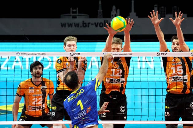 DEU, Championsleague, BR Volleys vs Las Palmas, 11 12 2025, Max Schmeling Halle, Berlin, DEU, Championsleague, BR Volleys vs Las Palmas, pictured Jake Hanes BR Volleys 22 , Fedor Ivanov BR Volleys 33 , Florian Krage Brewitz BR Volleys 12 , Moritz Reichert BR Volleys 15 , Nicolas Bruno LAS PALMAS 1 nordphotoxGmbHx xEngler nph00076