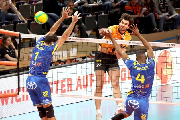 DEU, Champions League, BR Volleys vs Las Palmas, 11 12 2025, Max Schmeling Halle, Berlin, DEU, Champions League, BR Volleys vs Las Palmas, in the picture Jake Hanes BR Volleys 22 , Nicolas Bruno LAS PALMAS 1 , Mendes Spencer LAS PALMAS 4 nordphotoxGmbHx xEngler nph00076