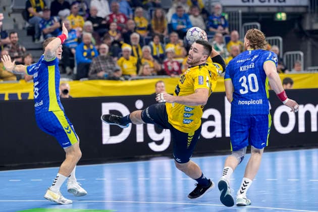 from left Tilen Kodrin VfL, 5 , Jannik Kohlbacher RNL, 80 , Tom Kiesler VfL, 30 , duel, duel scene, duel, tackle, tackling, dynamics, action, action, 11 12 2025, Mannheim Germany , Handball, Bundesliga, Rhein Neckar Löwen VfL Gummersbach xozx