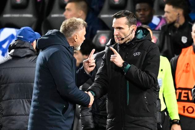 Midtjylland v KRC Genk - UEFA Europa League MIDTJYLLAND, DENMARK - DECEMBER 11 : Fink Thorsten head coach of KRC Genk talking to Fourth ocial referee during the UEFA Europa League 2025 26 League Phase MD6 match between Midtjylland and KRC Genk on December 11, 2025 in Midtjylland, Denmark, 11 12 2025 Midtjylland Denmark  Copyright: xTomasxSiskx