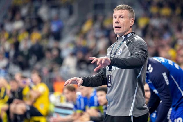 Gudjon Valur Sigurdsson coach, head coach, VfL Gummersbach , gives instructions, gestures, gesturing with arms, single picture, single photo, action, action, 11 12 2025, Mannheim Germany , Handball, Bundesliga, Rhein Neckar Löwen VfL Gummersbach xozx
