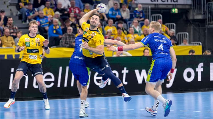 from left Edwin Aspenbäck RNL, 78 , Miro Schluroff VfL, 15 , Dani Baijens RNL, 77 , Ellidi Snaer Vidarsson VfL, 4 , duel, duel, tackle, tackling, dynamics, action, action, 11 12 2025, Mannheim Germany , Handball, Bundesliga, Rhein Neckar Löwen VfL Gummersbach xozx