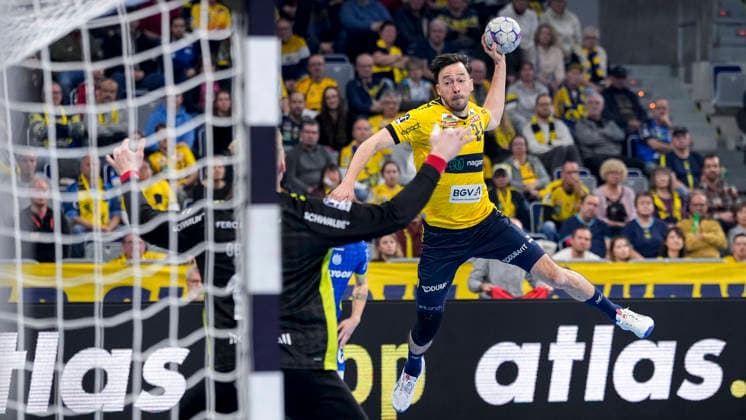 from left Bertram Obling goalkeeper, VfL, 16 , Patrick Groetzki RNL, 24 , during jump shot, throw, goal shot, action, action scene, 11 12 2025, Mannheim Germany , Handball, Bundesliga, Rhein Neckar Löwen VfL Gummersbach xozx