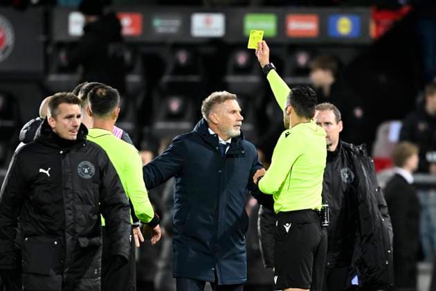 Midtjylland v KRC Genk - UEFA Europa League MIDTJYLLAND, DENMARK - DECEMBER 11 : Fink Thorsten head coach of KRC Genk and referee Fotias Vassilis after the UEFA Europa League 2025 26 League Phase MD6 match between Midtjylland and KRC Genk on December 11, 2025 in Midtjylland, Denmark, 11 12 2025 Midtjylland Denmark  Copyright: xTomasxSiskx