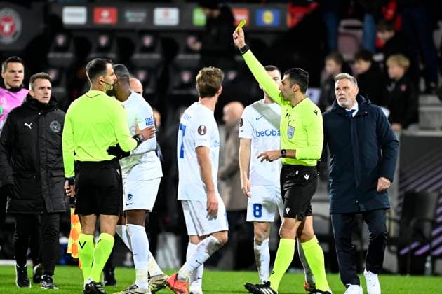 Midtjylland v KRC Genk - UEFA Europa League MIDTJYLLAND, DENMARK - DECEMBER 11 : Sadick Mujaid defender of KRC Genk receives a yellow card from referee Fotias Vassilis after the UEFA Europa League 2025 26 League Phase MD6 match between Midtjylland and KRC Genk on December 11, 2025 in Midtjylland, Denmark, 11 12 2025 Midtjylland Denmark  Copyright: xTomasxSiskx
