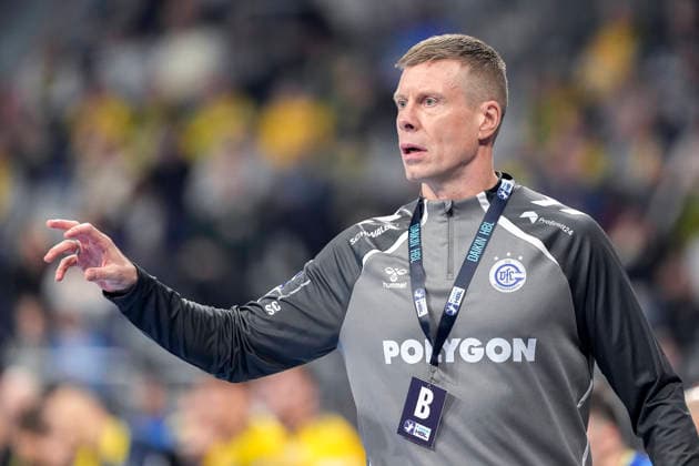 Gudjon Valur Sigurdsson coach, head coach, VfL Gummersbach , gives instructions, gestures, gesturing with arms, single picture, single photo, action, action, 11 12 2025, Mannheim Germany , Handball, Bundesliga, Rhein Neckar Löwen VfL Gummersbach xozx