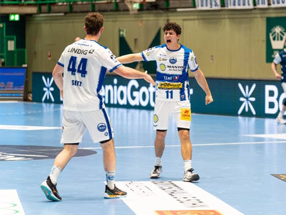 Gian Attenhofer ThSV Eisenach, 11 cheers and is happy with Stephan Seitz ThSV Eisenach, 44 Bergischer HC vs ThSV Eisenach, Handball, 1 Bundesliga, Matchday 16, Season 2025 2026, 11 12 2025 Bergischer HC vs ThSV Eisenach, Handball, 1 Bundesliga, Matchday 16, Season 2025 2026, 11 12 2025 Wuppertal Copyright: xEibner-Pressefoto DamianxKruczynx EP_DKI