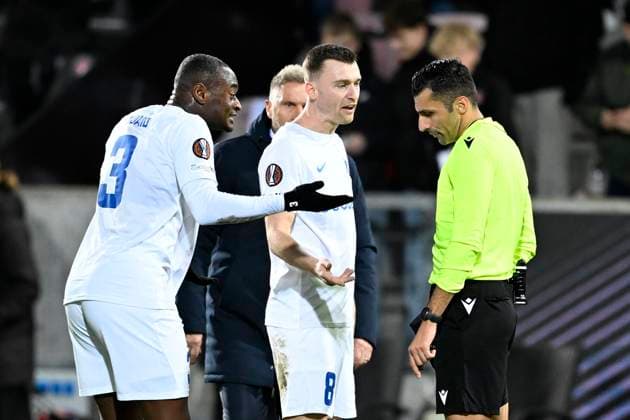 Midtjylland v KRC Genk - UEFA Europa League MIDTJYLLAND, DENMARK - DECEMBER 11 : Sadick Mujaid defender of KRC Genk, Heynen Bryan midfielder of KRC Genk and referee Fotias Vassilis after the UEFA Europa League 2025 26 League Phase MD6 match between Midtjylland and KRC Genk on December 11, 2025 in Midtjylland, Denmark, 11 12 2025 Midtjylland Denmark  Copyright: xTomasxSiskx