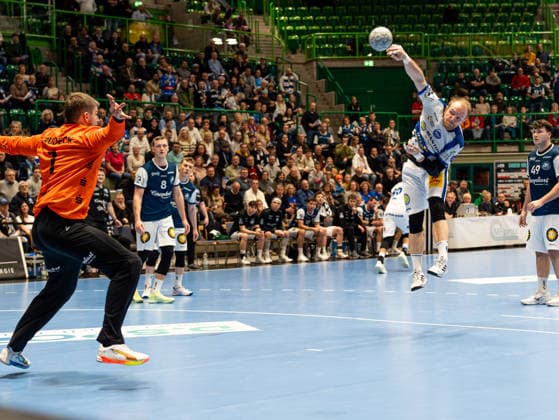 Peter Walz ThSV Eisenach, 14 during a throw on goal against Christopher Rudeck Bergischer HC, 01 Bergischer HC vs ThSV Eisenach, Handball, 1 Bundesliga, Matchday 16, Season 2025 2026, 11 12 2025 Bergischer HC vs ThSV Eisenach, Handball, 1 Bundesliga, Matchday 16, Season 2025 2026, 11 12 2025 Wuppertal Copyright: xEibner-Pressefoto DamianxKruczynx EP_DKI