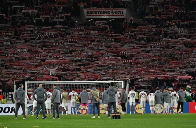11 12 2025, xsltx, Football UEFA Europa League, VfB Stuttgart Maccabi Tel Aviv v l VFB Team thanks the fans Stuttgart