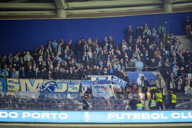 251211 Fans of Malmö FF during the Europa League football match between Porto and Malmö FF on December 11, 2025 in Porto Photo Ludvig Thunman BILDBYRAN kod LT LT0761 fotboll football soccer fotball uefa europa league europa league porto malmö ff bbeng publik  Copyright: LUDVIGxTHUNMAN BB251211LT043