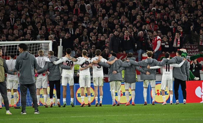 11 12 2025, xsltx, Football UEFA Europa League, VfB Stuttgart Maccabi Tel Aviv v l VFB Team thanks the fans, Chema Andres VfB Stuttgart , Bilal El Khannouss VfB Stuttgart and team Stuttgart