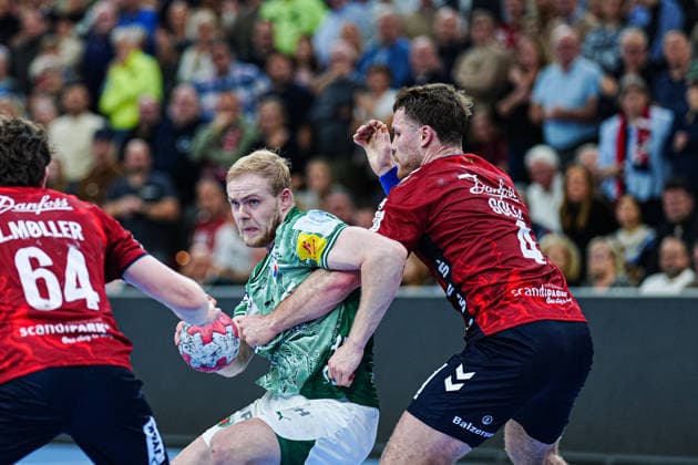 Matthes Langhoff Fuechse Berlin, 25 , Johannes Golla SG Flensburg Handewitt, 04 GER, SG Flensburg Handewitt vs Fuechse Berlin, Handball, Bundesliga, Matchday 16, Season 2026 2026, 11 12 2025 GER, SG Flensburg Handewitt vs Fuechse Berlin, Handball, Bundesliga, Matchday 16, Season 2026 2026, 11 12 2025 Flensburg Copyright: xEibner-Pressefoto MarcelxvonxFehrnx EP_MFN