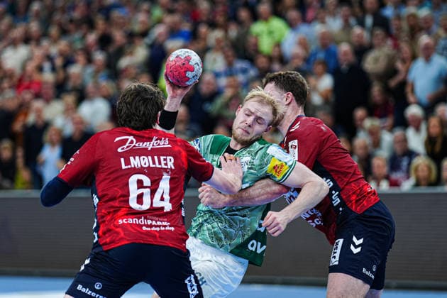 Lasse Moeller SG Flensburg Handewitt, 64 , Matthes Langhoff Fuechse Berlin, 25 , Johannes Golla SG Flensburg Handewitt, 04 GER, SG Flensburg Handewitt vs Fuechse Berlin, Handball, Bundesliga, Matchday 16, Season 2026 2026, 11 12 2025 GER, SG Flensburg Handewitt vs Fuechse Berlin, Handball, Bundesliga, Matchday 16, Season 2026 2026, 11 12 2025 Flensburg Copyright: xEibner-Pressefoto MarcelxvonxFehrnx EP_MFN