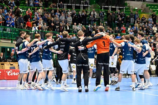 GER, 1 DAIKIN HBL, BHC06, BHC06 ThSV Eisenach, 16 Matchday 11 12 2025,Wuppertal ,Unihalle, GER, 1 DAIKIN HBL, 16 Matchday BHC06 ThSV Eisenach 1 Liqui Moly HBL regulations prohibit any use of photographs as image sequences and or quasi video in the picture Cheering after the kick-off NordphotoxGmbHx xFreund nph00018