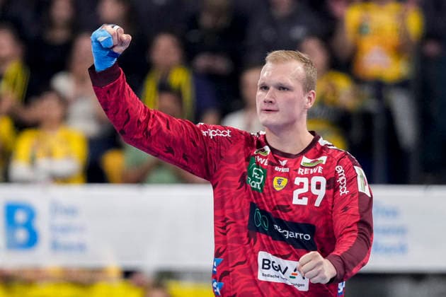 David Späth goalkeeper, RNL, 29 , Rhein Neckar Löwen player, single picture, single photo, action, cheer, cheering, cheers, celebration, joy, happy, rejoicing, confident, optimistic, positive, game scene, 11 12 2025, Mannheim Germany , Handball, Bundesliga, Rhein Neckar Löwen VfL Gummersbach xozx