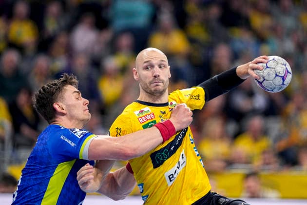 v li Stepan Zeman VfL, 66 , Lukas Sandell RNL, 11 , duel, duel, tackle, tackling, dynamics, action, action, 11 12 2025, Mannheim Germany , Handball, Bundesliga, Rhein Neckar Löwen VfL Gummersbach xozx
