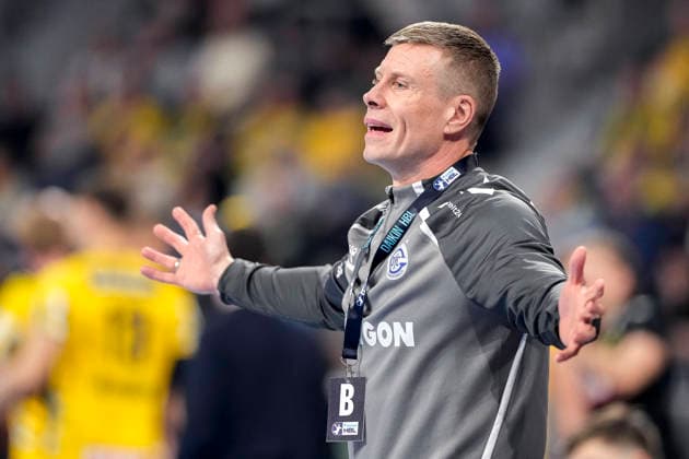Gudjon Valur Sigurdsson coach, head coach, VfL Gummersbach , single picture, single photo, action, action, looking disappointed, disappointment, frustration, disappointed, pessimistic, 11 12 2025, Mannheim Germany , Handball, Bundesliga, Rhein Neckar Löwen VfL Gummersbach xozx