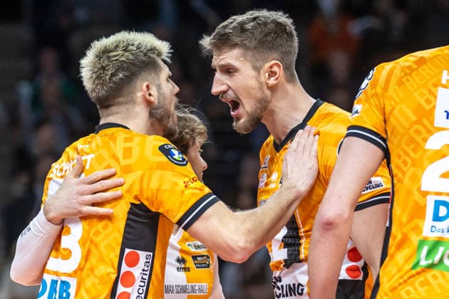 11 12 25, Berlin, Volleyball 1 Bundesliga, Men, CEV Champions League , BR Volleys Club Voleibol Guaguas, Max Schmeling Halle Florian Krage Brewitz BR Volleys and Ruben Schott BR Volleys are happy about the point win BR Volleys ASV Dachau