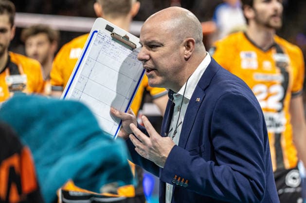 11 12 25, Berlin, Volleyball 1 Bundesliga, Men, CEV Champions League , BR Volleys Club Voleibol Guaguas, Max Schmeling Halle Coach Joel Banks BR Volleys discusses with his team BR Volleys ASV Dachau