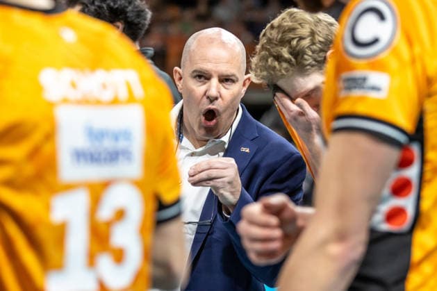 11 12 25, Berlin, Volleyball 1 Bundesliga, Men, CEV Champions League , BR Volleys Club Voleibol Guaguas, Max Schmeling Halle Coach Joel Banks BR Volleys discusses with his team BR Volleys ASV Dachau