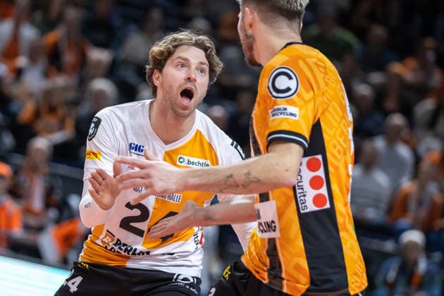 11 12 25, Berlin, Volleyball 1 Bundesliga, Men, CEV Champions League , BR Volleys Club Voleibol Guaguas, Max Schmeling Halle Kyle Dagostino BR Volleys and Ruben Schott BR Volleys are happy about the point win BR Volleys ASV Dachau