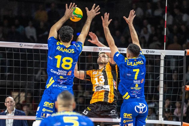 11 12 25, Berlin, Volleyball 1 Bundesliga, Men, CEV Champions League , BR Volleys Club Voleibol Guaguas, Max Schmeling Halle Ruben Schott BR Volleys plays the ball over the net BR Volleys ASV Dachau
