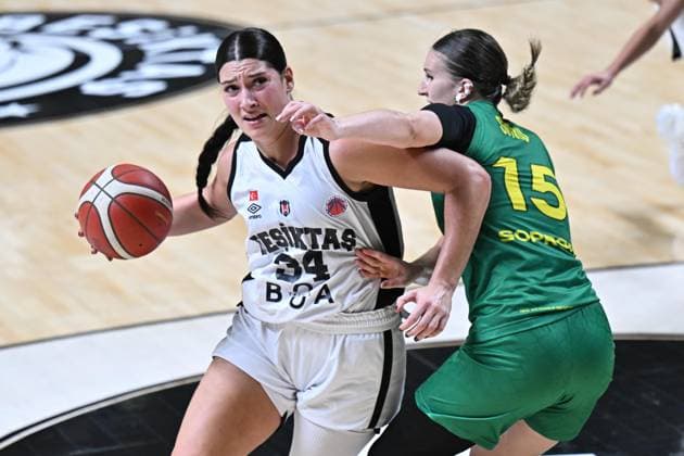 Besiktas BOA v Sopron Basket - FIBA Women’s EuroCup ISTANBUL, TURKIYE - DECEMBER 11: Besiktas BOA player Maria Emmanouela Fasoula (34) in action against Sopron Basket player Zsuzsanna Sitku (15) during the FIBA Women’s EuroCup playoff first leg match between Besiktas BOA and Sopron Basket in Istanbul, Turkiye on December 11, 2025. Cem Tekkesinoglu Anadolu Istanbul Turkey. Editorial use only. Please get in touch for any other usage.  Copyright: x2025xAnadoluxCemxTekkesinoglux